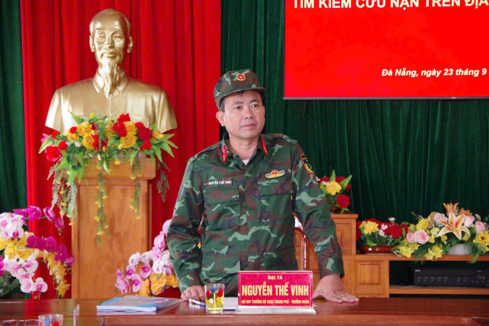 Đại tá Nguyễn Thế Vinh - Chỉ huy trưởng Bộ CHQS TP Đà Nẵng - phát biểu chỉ đạo tại buổi kiểm tra công tác phòng, chống thiên tai ở xã Hùng Sơn. Ảnh: Bộ Chỉ huy quân sự TP Đà Nẵng