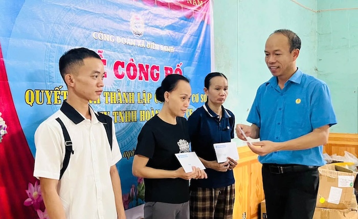 Dien Sanh Commune Trade Union presented 3 gifts to support union members and workers in difficult circumstances. Photo: Quang Tri Provincial Trade Union