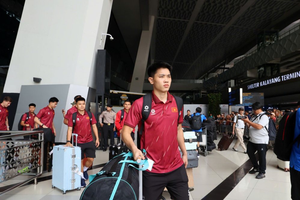 The Vietnamese team is present at Soekarno-Hatta International Airport (Jakarta) to prepare for the FIFA ASEAN Cup 2026. Photo: VFF