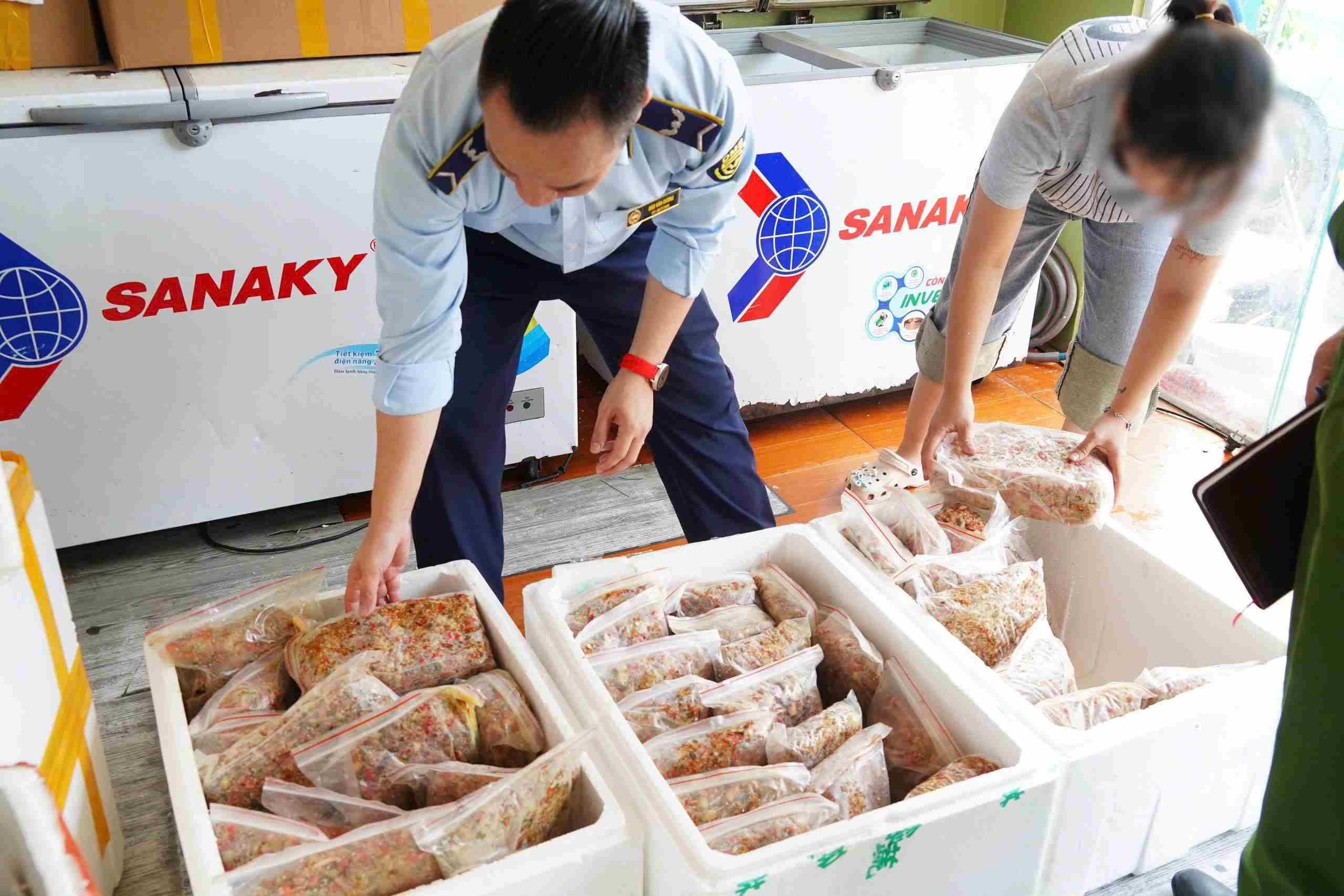 Functional forces discovered hundreds of kilograms of Trung Thu cake filling of unknown origin, expired. Photo: Market Management Team No. 25