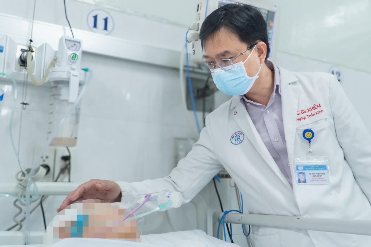 Doctor Khiem is monitoring and treating a female patient in the car accident in Vung Tau on September 23. Photo: Cho Ray Hospital provided