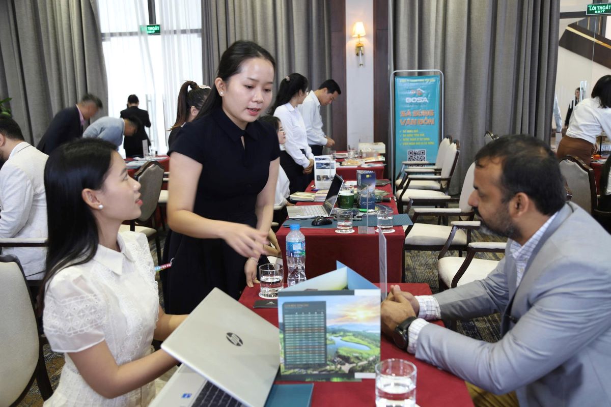 Travel companies from both sides exchange views on tourism cooperation opportunities. Photo: Phong Cam
