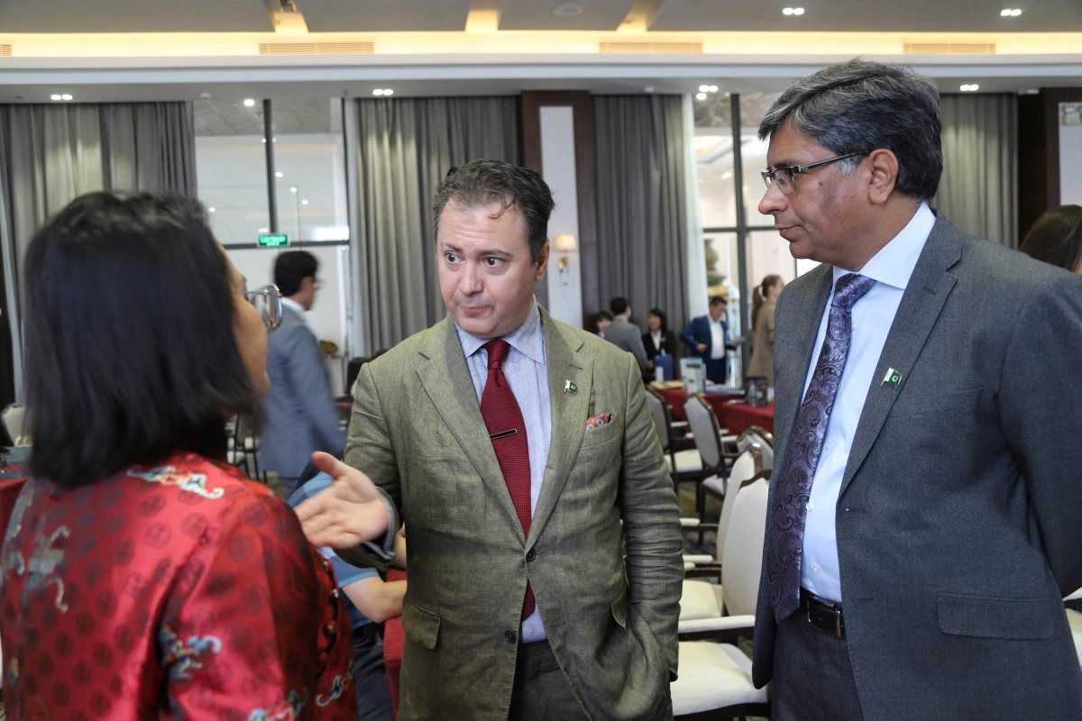 Đại sứ Pakistan tại Việt Nam Kohdayar Marri (đứng giữa) trao đổi với các công ty lữ hành hai nước tại cuộc gặp gỡ sáng 23.9 ở Hạ Long. Ảnh: Phong Cầm