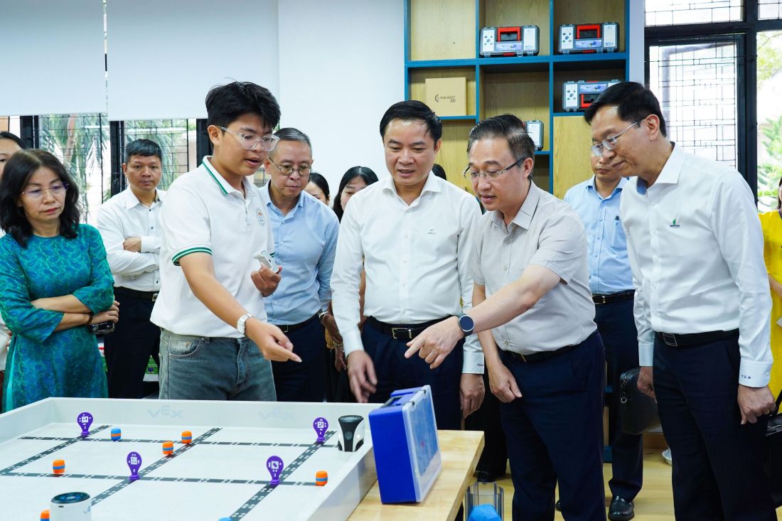 Petrovietnam leaders, Ho Chi Minh City leaders listen to students of Chau Thanh High School, Ho Chi Minh City introduce activities at the STEM room. Photo: Petrovietnam
