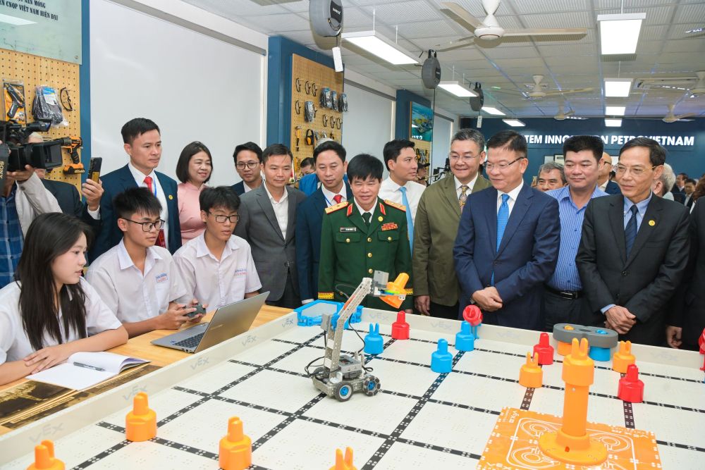 Lãnh đạo Chính phủ, lãnh đạo Petrovietnam tại phòng STEM Trường THPT Hàm Rồng, Thanh Hóa. Ảnh: Petrovietnam