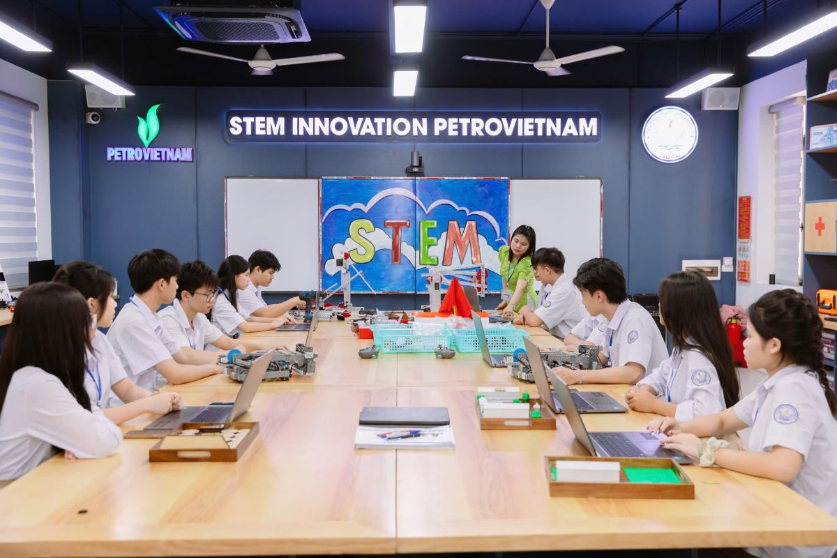 Không gian phòng Lab STEM tại trường THPT Cam Đường, Lào Cai được Petrovietnam đầu tư nhiều trang thiết bị hiện đại, đạt chuẩn quốc tế. Ảnh: Petrovietnam