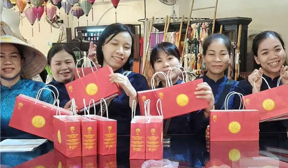 More than 3,700 Mid-Autumn Festival gifts were given to union members and workers of the Hoi An Ward Trade Union, Da Nang. Photo: Hoi An Trade Union