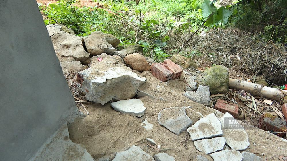 Ngôi nhà bị nứt, sụt lún sát bờ sông. Ảnh: Viên Nguyễn chụp ngày 20.9