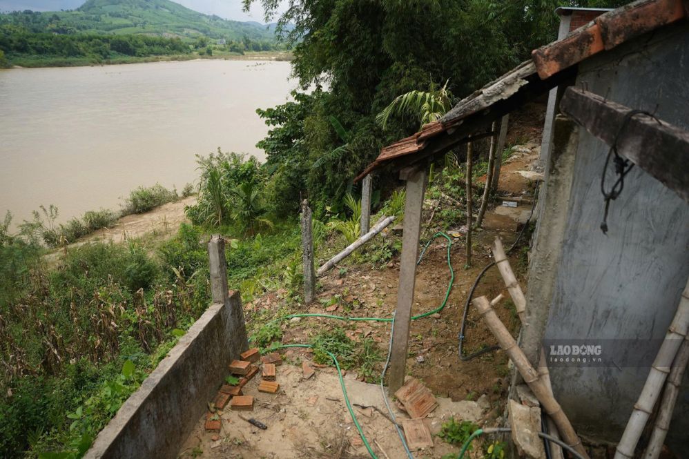 Người dân thôn Đồng A, xã Sơn Linh)lo lắng khi điểm sạt lở ngay sát nhà. Ảnh: Viên Nguyễn chụp ngày 20.9