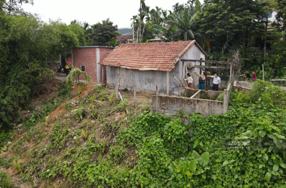 People in Dong A village, Son Linh commune, Quang Ngai province are worried when many landslide points appear right next to their houses. Photo: Vien Nguyen taken on September 20