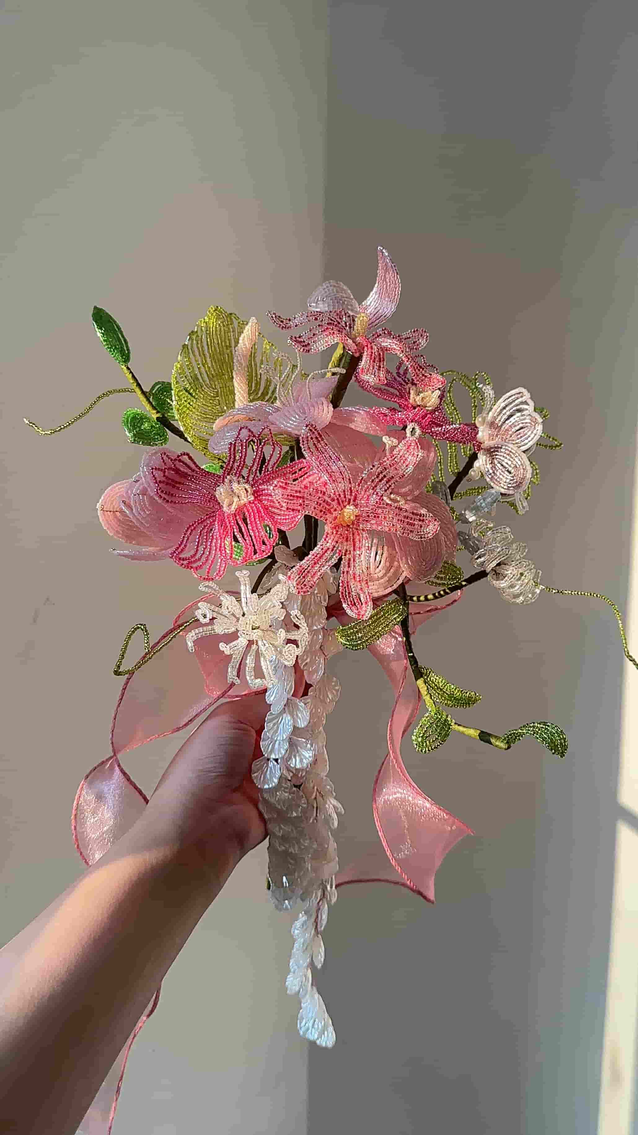 Từ hạt cườm thành bó hoa cưới mang dấu ấn riêng. Ảnh: Nhân vật cung cấp