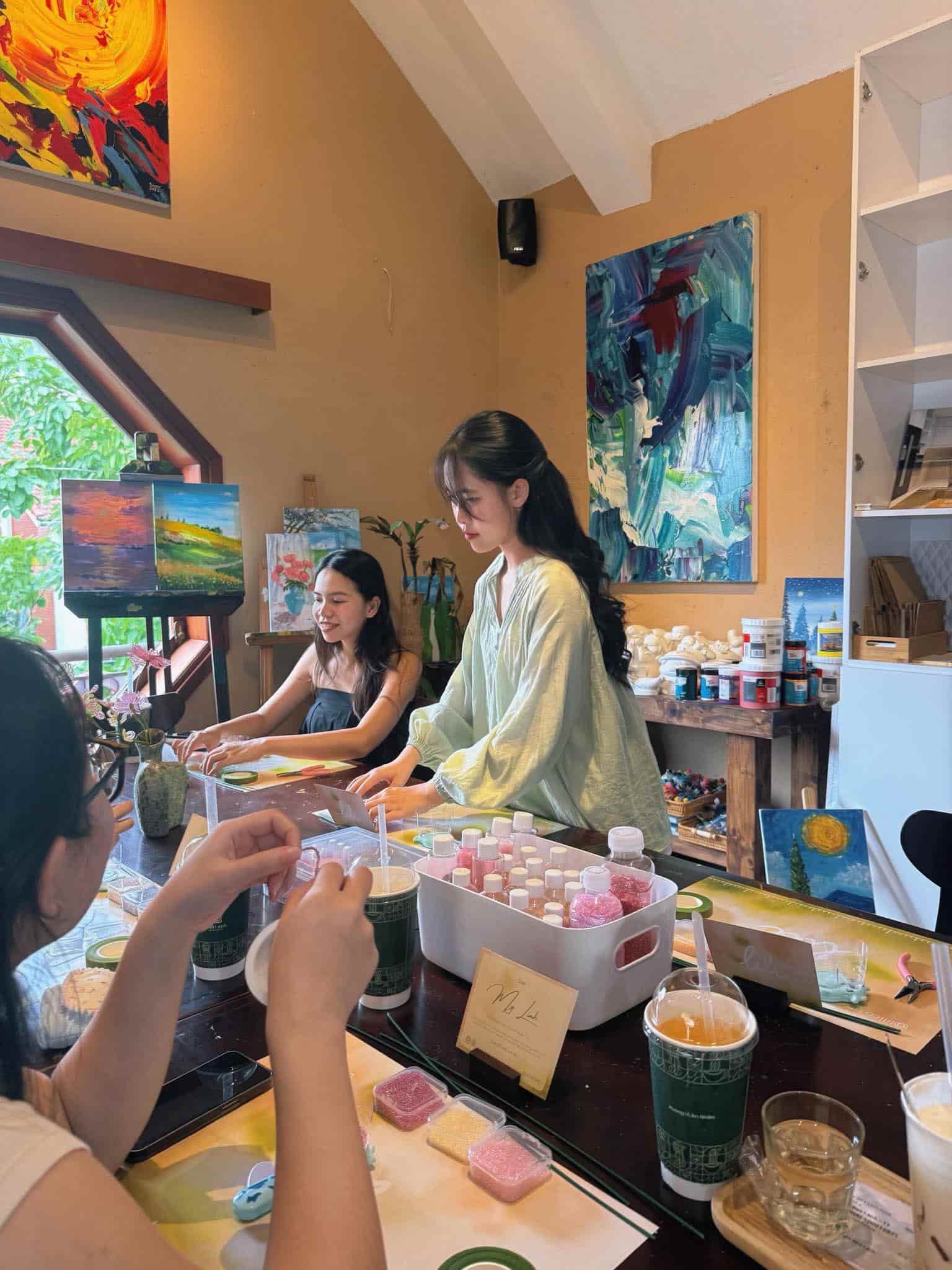 Chị Vũ Diệu Linh và hành trình đưa hoa cườm đến gần cô dâu trẻ. Ảnh: Nhân vật cung cấp