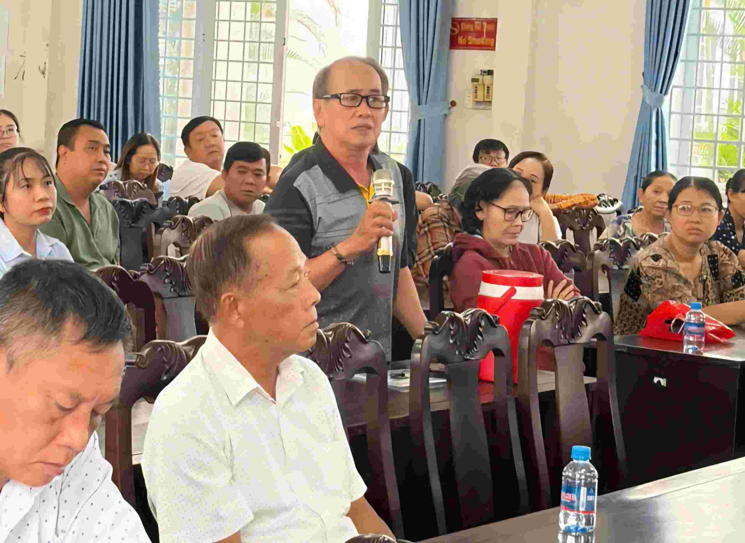 Di An Ward holds a people's meeting to inform about the project and the allocation of land fund, building parks in the area. Photo: Di An Ward People's Committee