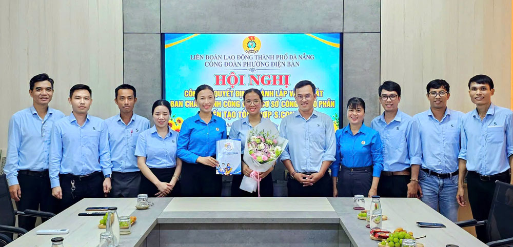 Dien Ban Ward Trade Union, Da Nang announced the decision to establish the grassroots trade union of S.CONS General Construction Joint Stock Company with 21 union members. Photo: Dien Ban Trade Union