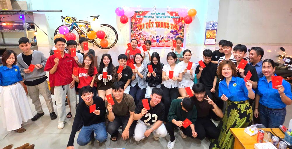 The grassroots trade union of Nhon Nghia General Service - Transport Co., Ltd. (Da Nang) organizes "Union member meal" on the occasion of the Mid-Autumn Festival. Photo: Nam Phuoc Trade Union