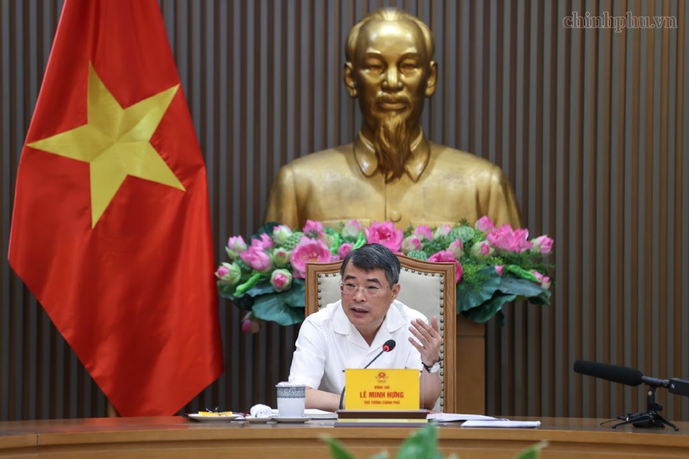 Politburo Member, Prime Minister Le Minh Hung chairs a meeting on textbook supply, review of general education curriculum and textbooks on September 21. Photo: chinhphu. vn