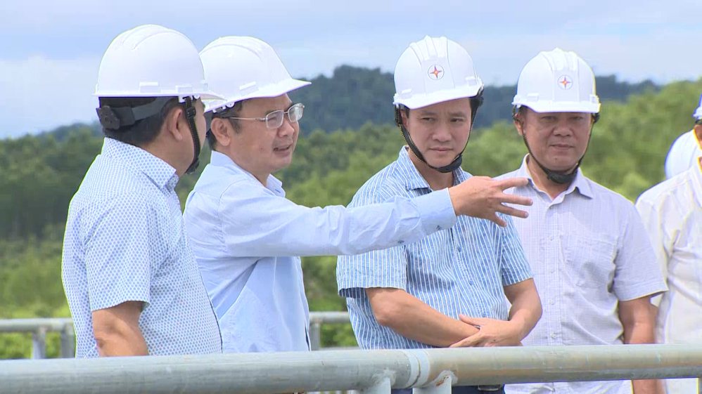 Lãnh đạo Công ty thủy điện kiểm tra hiện trường và công tác đảm bảo vận hành an toàn nhà máy. Ảnh: Hoài Thu