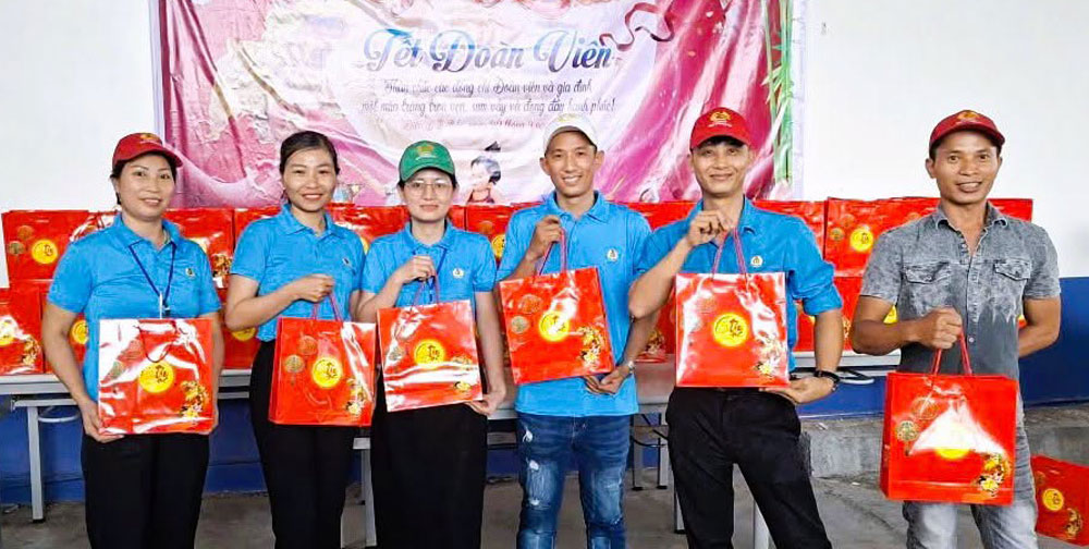 Businesses directly under the Dien Ban Ward Trade Union, Da Nang take care of Mid-Autumn Festival for union members and workers. Photo: Dien Ban Trade Union