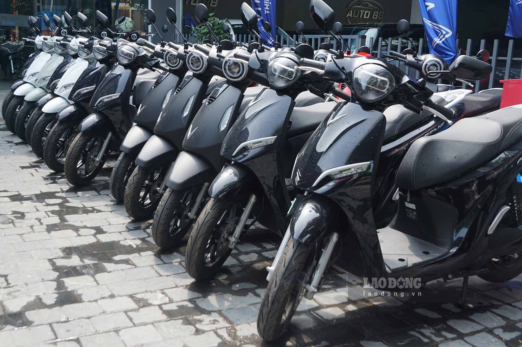 Electric motorbikes worth 20-35 million VND attract a lot of attention from urban customers, office workers, and working people. Photo taken September 23rd: Cat Tien