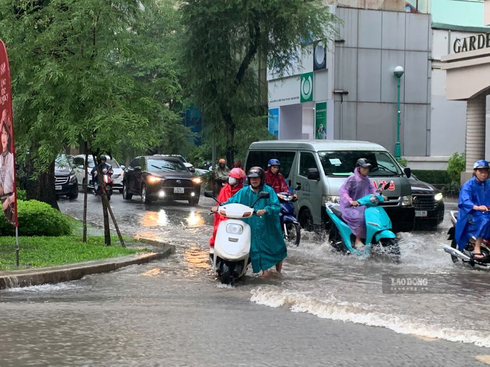 Ho Chi Minh City has many roads flooded due to rain and high tides. Photo: Thai Bao