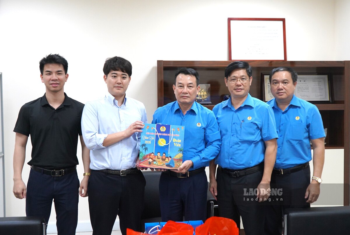 Đại diện lãnh đạo LĐLĐ TP Hải Phòng trao quà tặng người sử dụng lao động tiêu biểu. Ảnh: Mai Dung