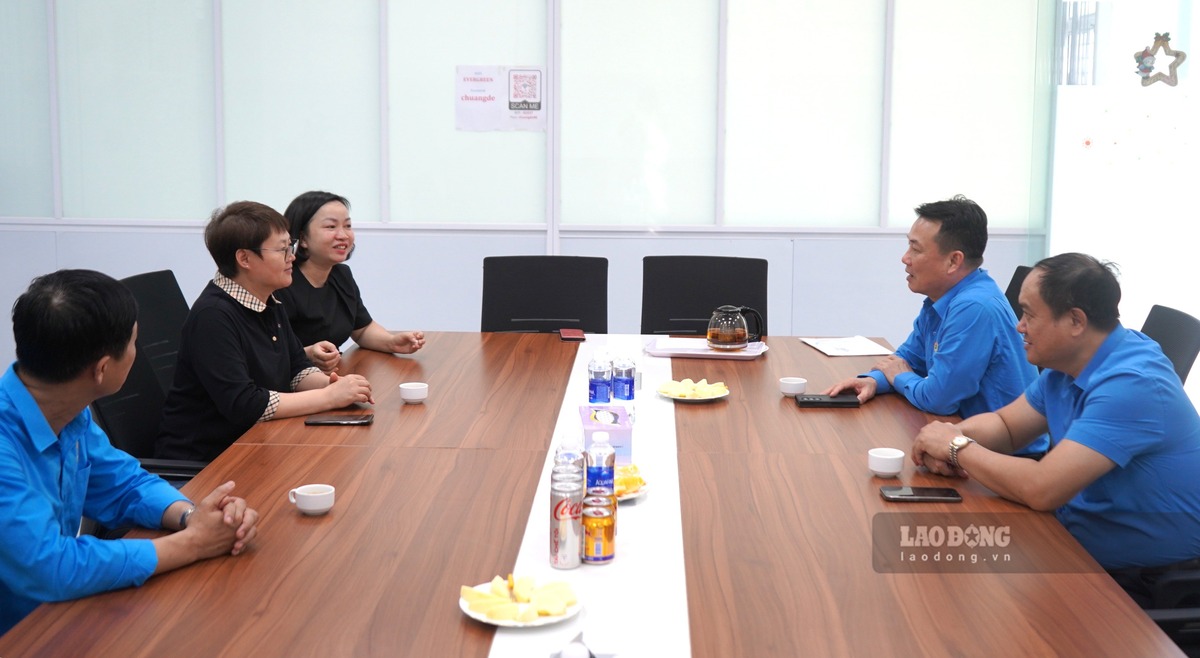 LĐLĐ TP Hải Phòng trao đổi với chủ doanh nghiệp về các chế độ, chính sách chăm lo người lao động. Ảnh: Mai Dung