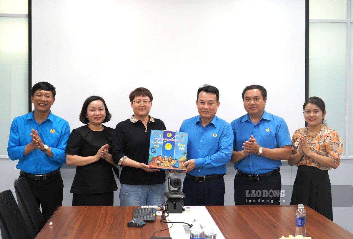 Vice Chairman of Hai Phong City Labor Federation Nguyen Van Phiet presents gifts to leaders of Ever Green Co., Ltd. Photo: Mai Dung