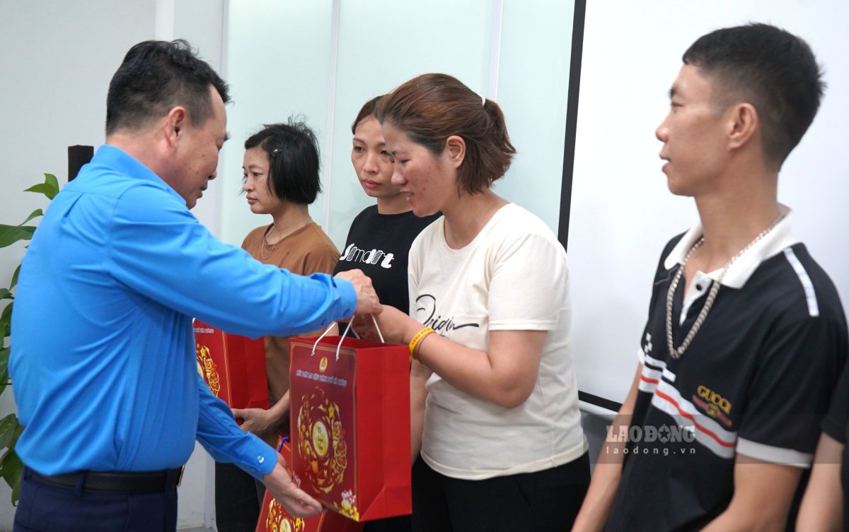 Phó Chủ tịch LĐLĐ TP Hải Phòng trao quà Trung thu đến tận tay người lao động các doanh nghiệp. Ảnh: Mai Dung