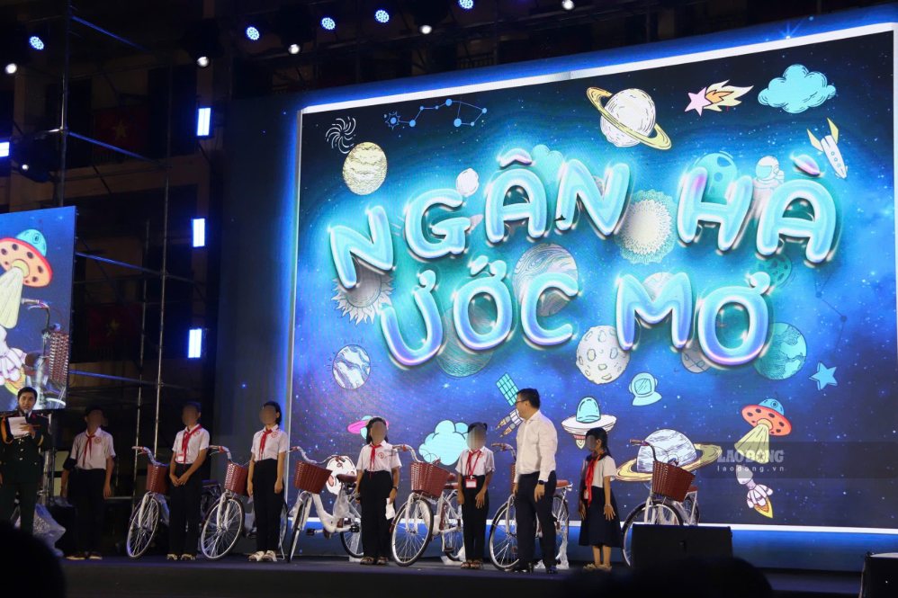 The program "Bright Moon everywhere" with the theme "Soldier Moon" in 2026 brings a warm Mid-Autumn Festival to children in the border area of Tay Giang. Photo: Nguyen Linh