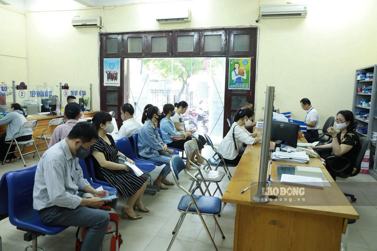 People in Hanoi carry out procedures related to social insurance, pensions, and allowances. Photo: Hai Nguyen