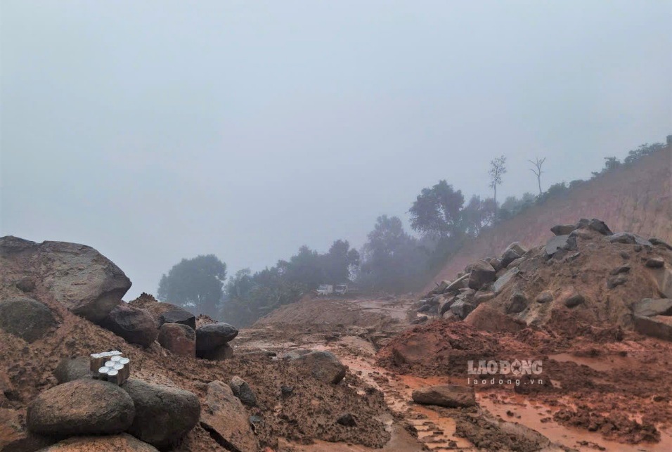 Landslide on Gia Bac Pass completely paralyzes National Highway 28. Photo: Phuc Khanh