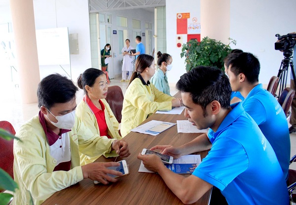 Chuyển đổi số giúp người dân thuận tiện tiếp cận dịch vụ BHXH. Ảnh: BHXH Lai Châu
