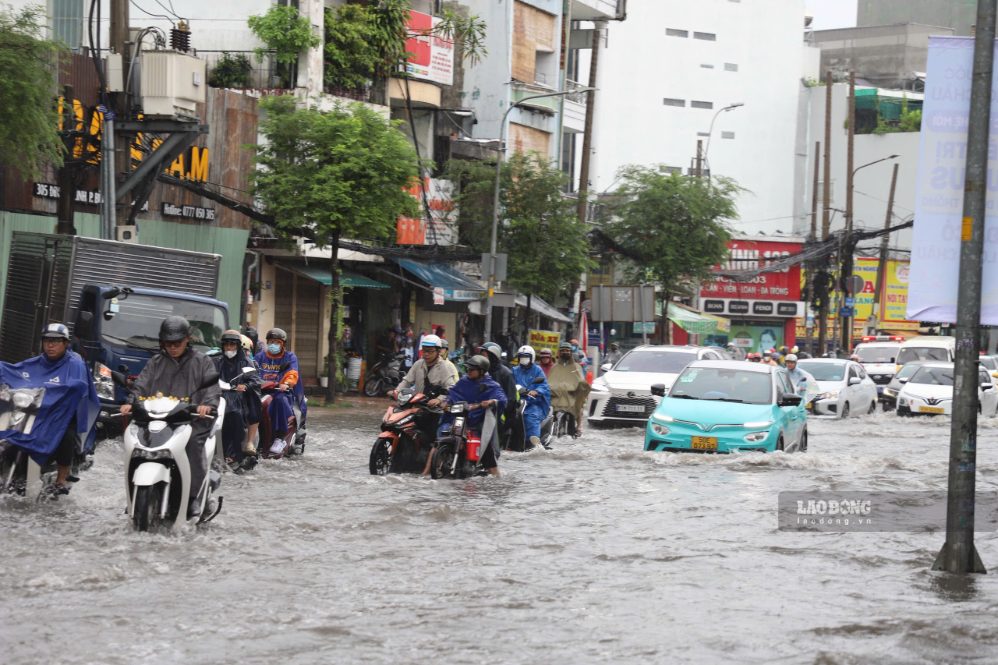 Giao thông trên đường Đinh Bộ Lĩnh ùn ứ kéo dài trong giờ tan tầm. Ảnh: Anh Tú (ảnh chụp ngày 23.9)