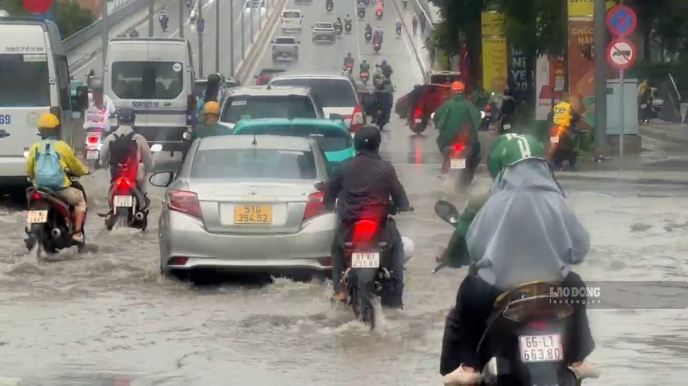 Long rain in Ho Chi Minh City, flooded roads, traffic jams during rush hour. Photo: Anh Tu (photo taken on September 23)