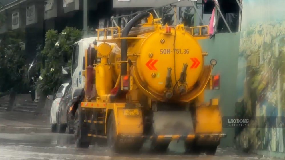 Máy bơm được triển khai tại khu vực dưới chân cầu Ba Son để hỗ trợ thoát nước. Ảnh: Anh Tú (ảnh chụp ngày 23.9)