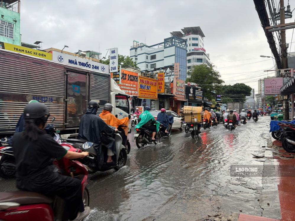 Xe máy nối dài trên đường Xô Viết Nghệ Tĩnh trong thời điểm mưa lớn và ngập nước. Ảnh: Anh Tú (ảnh chụp ngày 23.9)