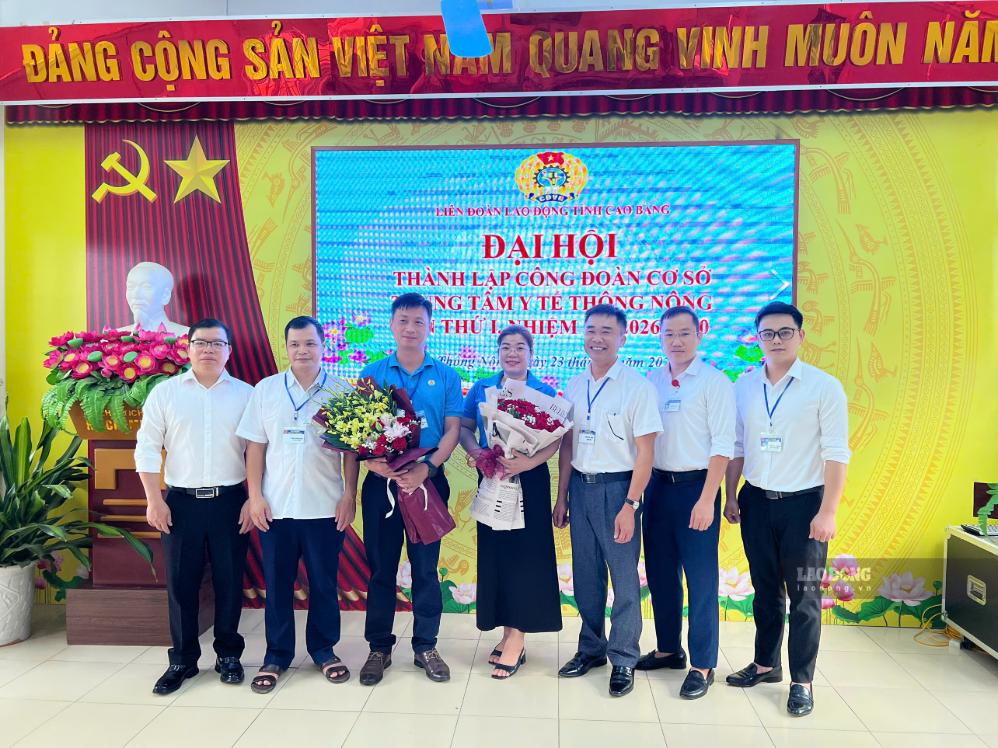 The Executive Committee of the grassroots Trade Union of Thong Nong Medical Center launches the congress. Photo: Luc Minh Hoai