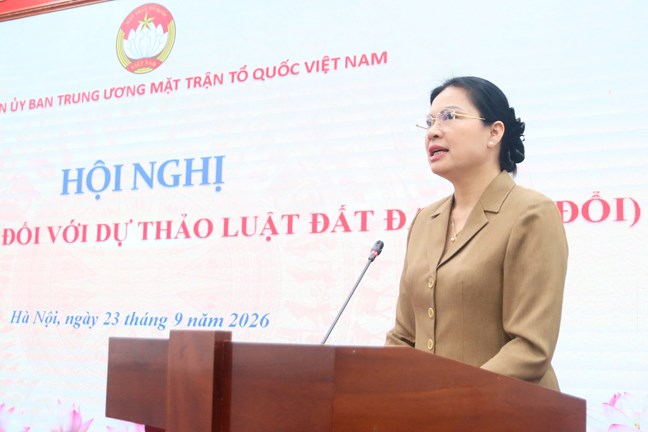 Bà Hà Thị Nga - Ủy viên Trung ương Đảng, Phó Chủ tịch - Tổng Thư ký Ủy ban Trung ương MTTQ Việt Nam phát biểu khai mạc Hội nghị. Ảnh: Hương Diệp / Mặt trận Tổ quốc