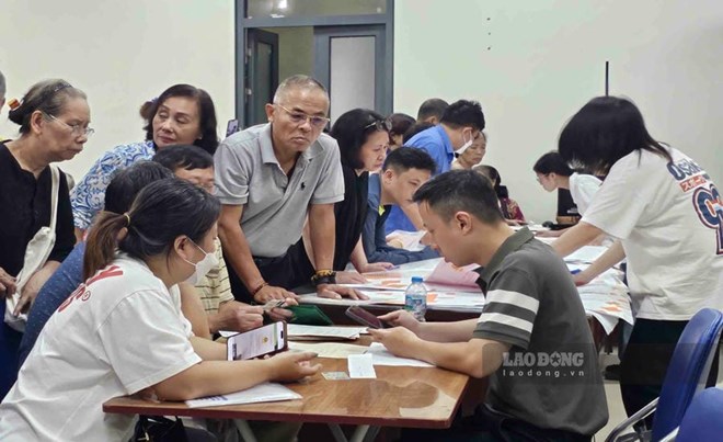Hanoi people update land data. Photo: Huu Chanh
