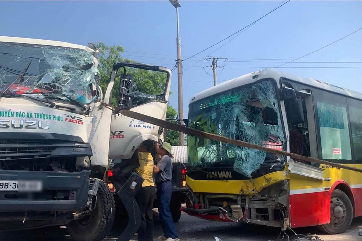 Scene of the collision between a bus and a garbage truck on September 22. Photo: Hanoi City Police