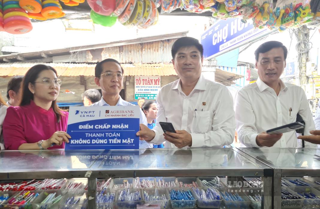 Hầu hết các chợ truyền thống tại Cà Mau đều chấp nhận thanh toán không dùng tiền mặc (ảnh chụp ngày 15.9.2026). Ảnh: Nhật Hồ.
