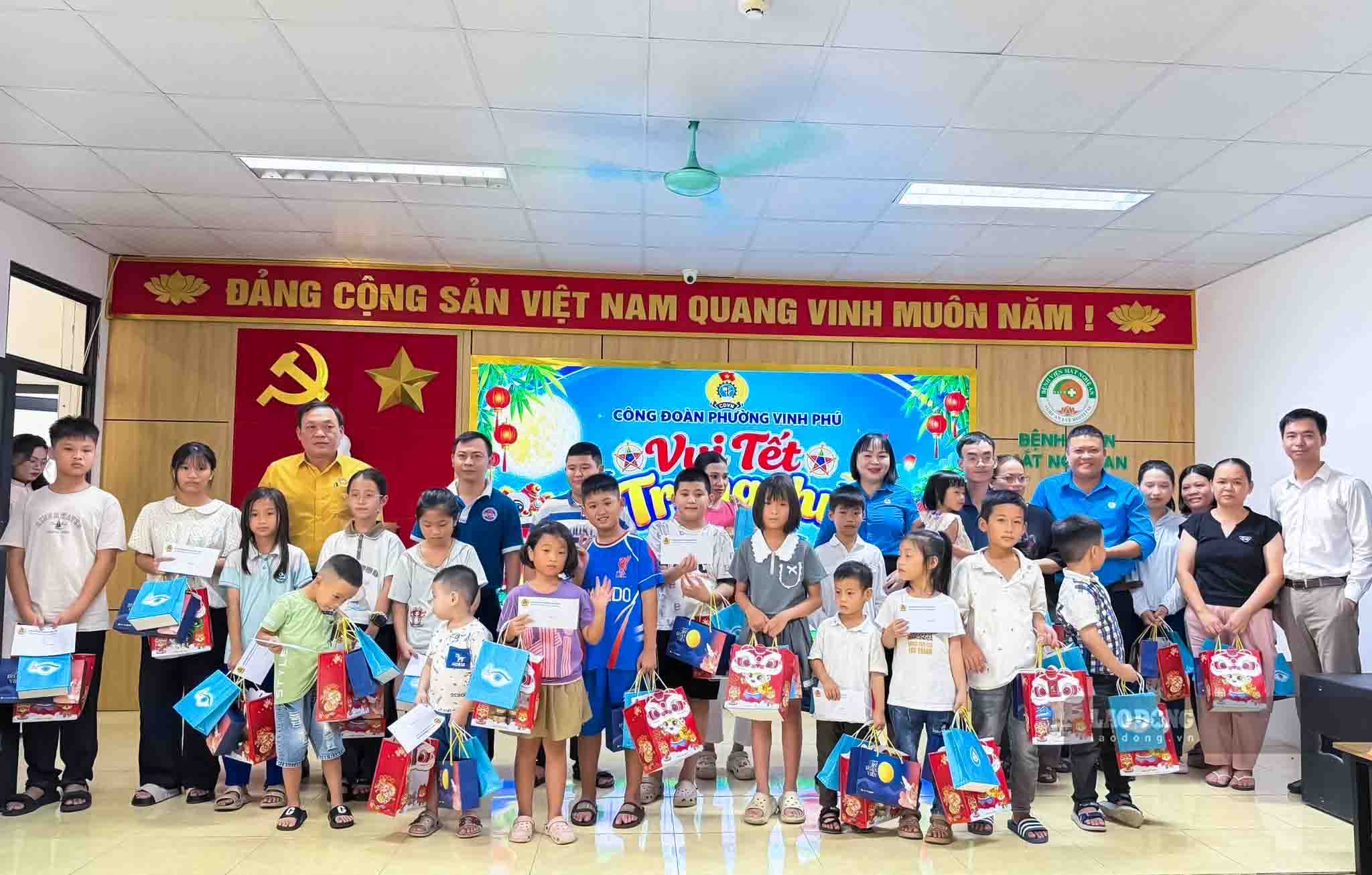 Units present Mid-Autumn Festival gifts to children of union members and workers in difficult circumstances. Photo: Duy Chuong taken on September 23