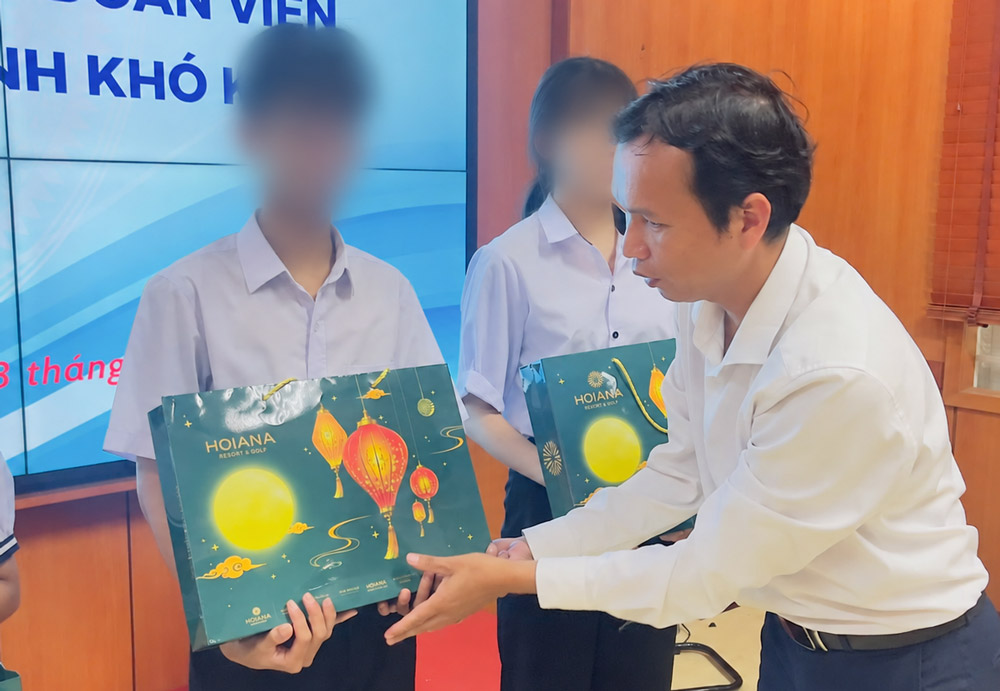 Công đoàn Nam Phước tặng quà cho các học sinh có hoàn cảnh khó khăn. Ảnh: Công đoàn Nam Phước
