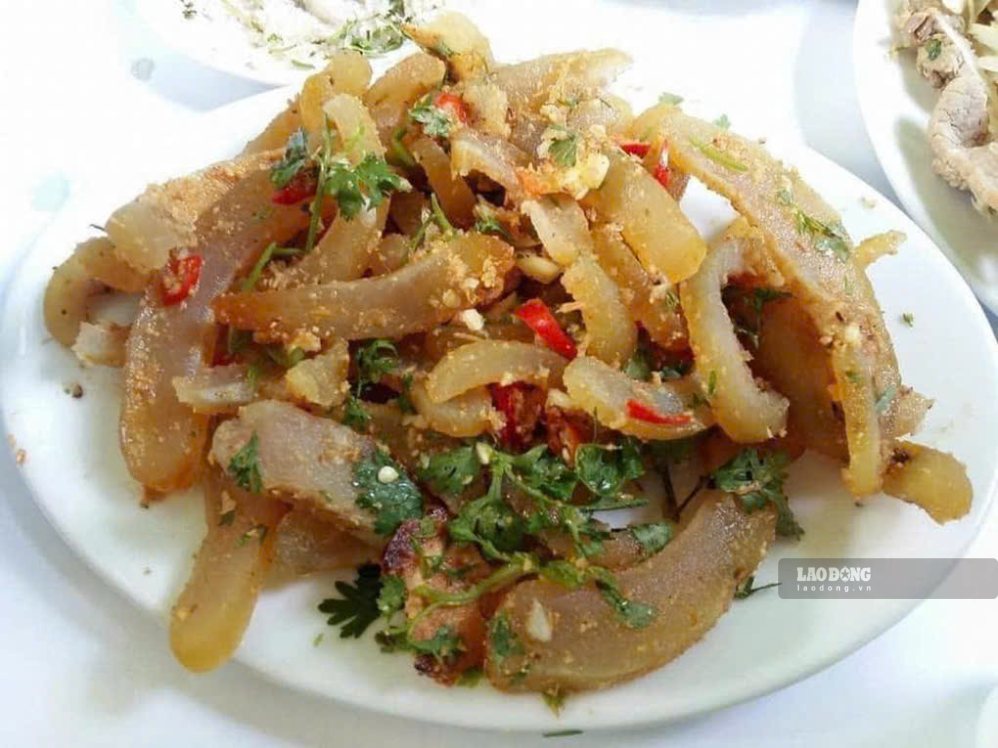 From dry, hard buffalo skin parts, highland people have created a unique dish. Photo: Huong Ngan