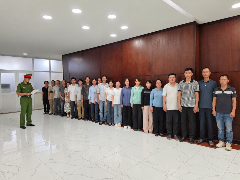 Các bị can bị khởi tố trong đường dây mua bán trái phép hóa đơn quy mô lớn. Ảnh: Công an TPHCM (cung cấp ngày 23.09)