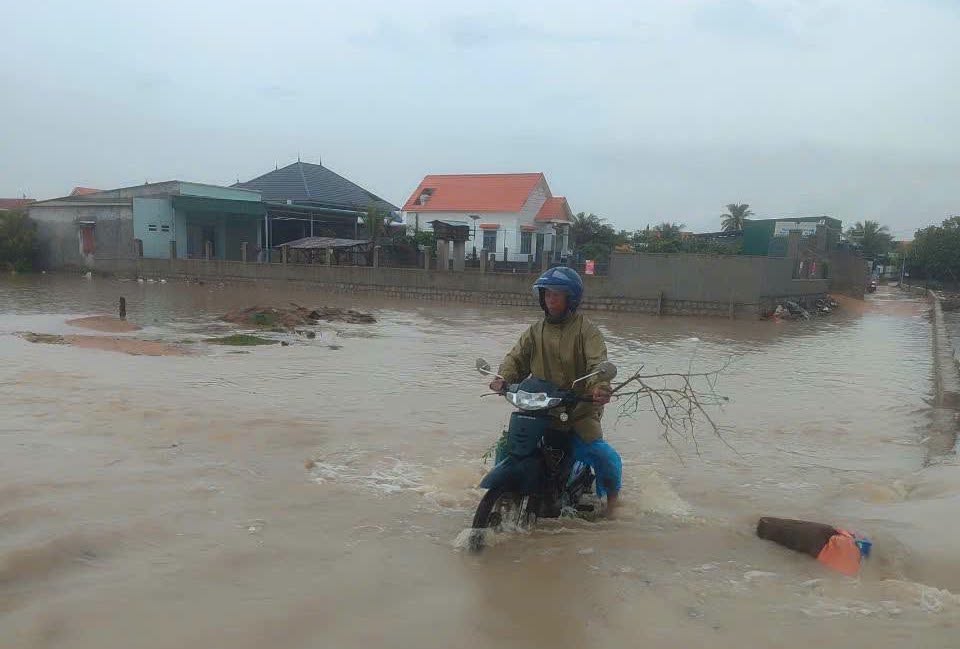 Heavy rain causes localized flooding in some communes in the southern Khanh Hoa region. Photo: Thuan Nam Commune Police