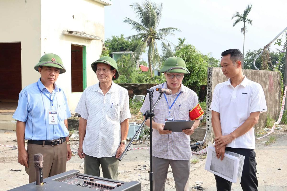 Functional forces read the decision on forced land recovery to serve the project. Photo: Hai Phong e-Portal