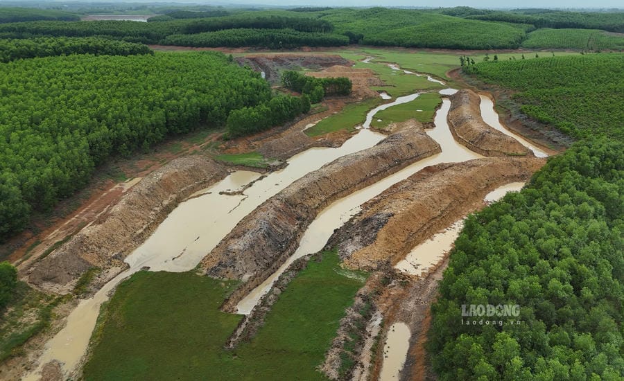 Recorded on September 16, at Cai Cach Lake (less than 1km northeast of Tien Phong Lake), similar signs of being dug up and encroached upon also appeared. Photo: Group of reporters