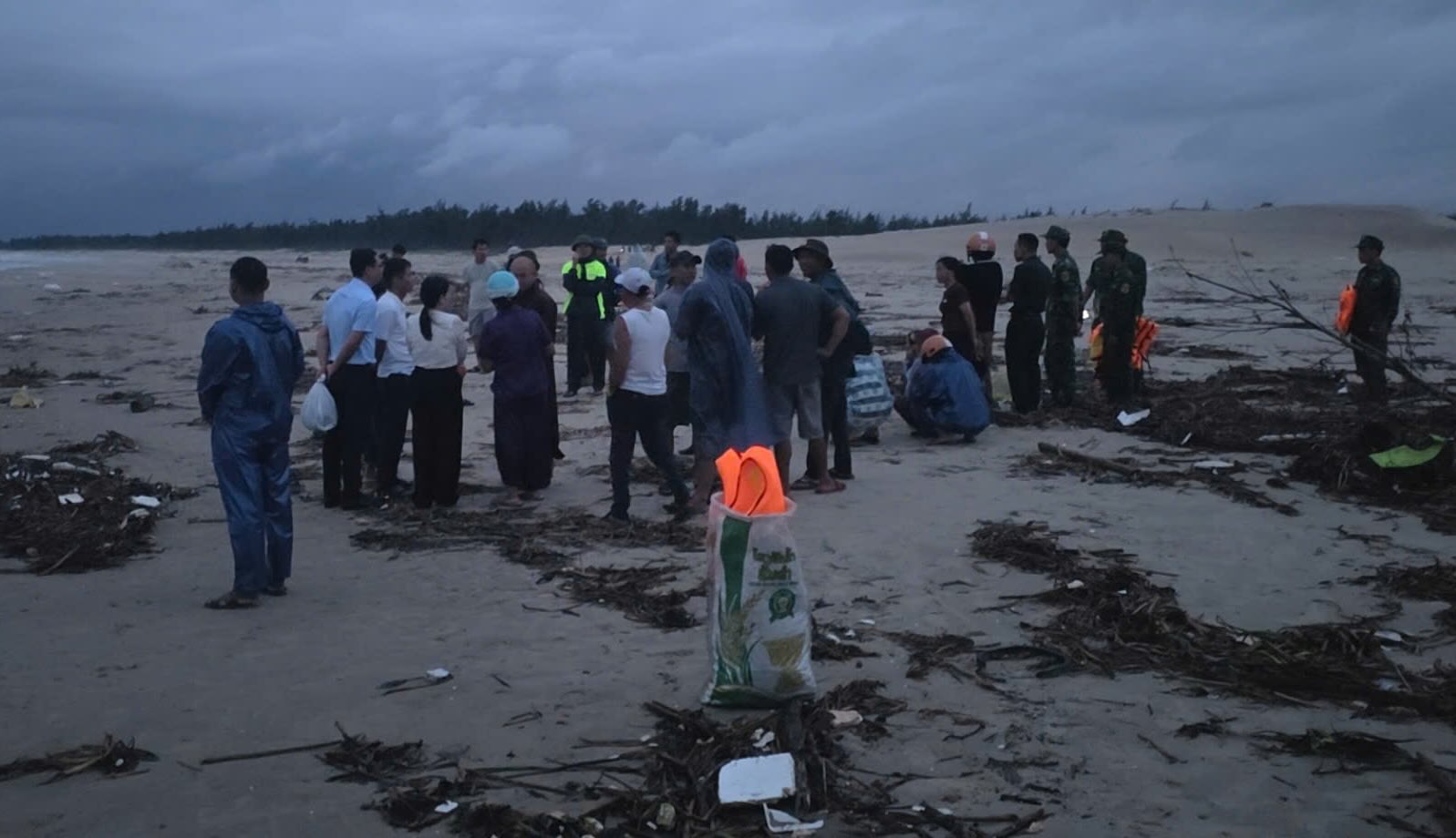 On September 23, functional forces were present at the scene, where students were swept away by waves. Photo: Nam Cua Viet Commune People's Committee