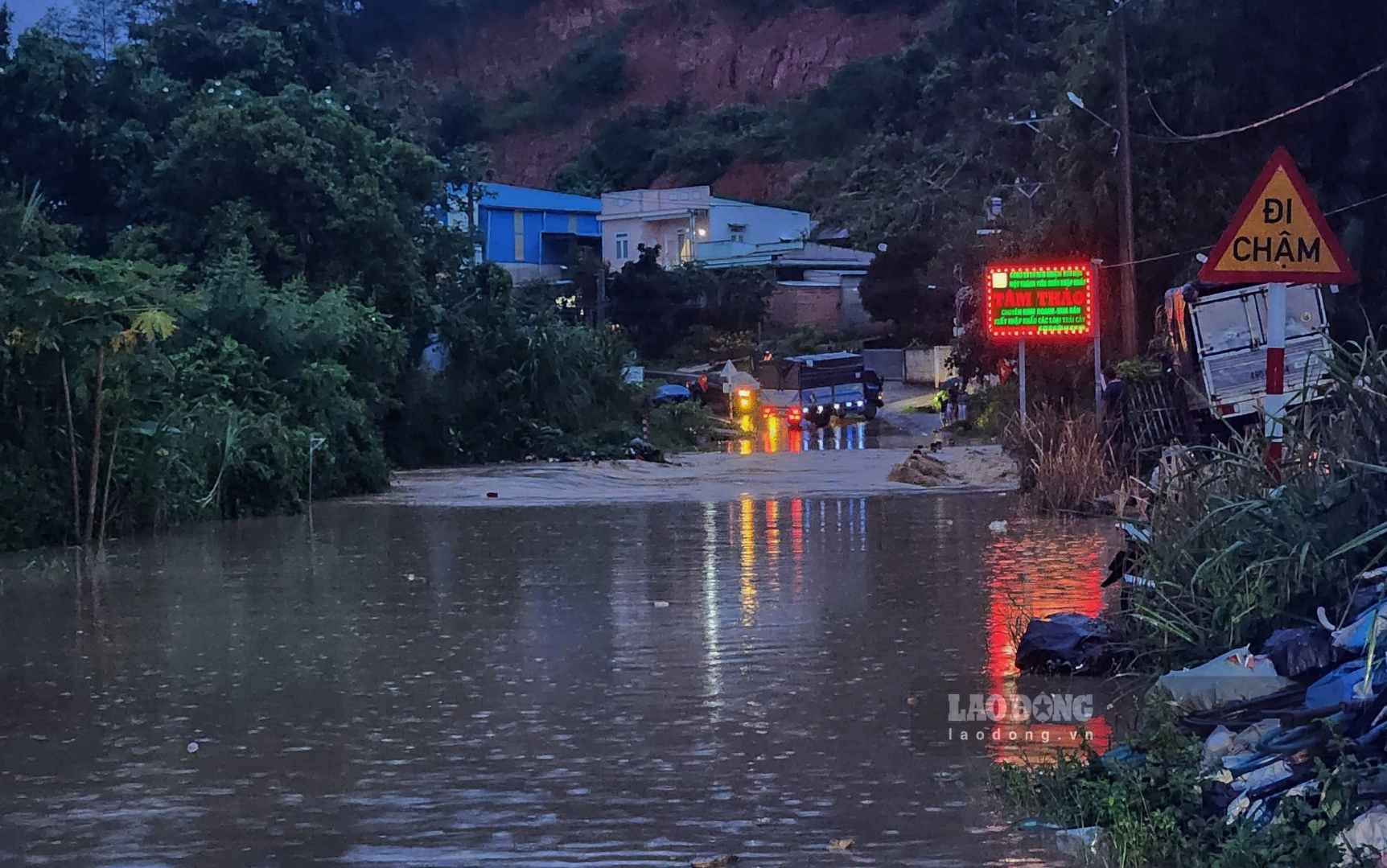 Mưa lớn khiến cống ngầm trên Quốc lộ 55, đoạn qua xã Bảo Lâm 3 vẫn ngập sâu hơn 1m, giao thông chia cắt cả hai chiều. Ảnh: Phúc Khánh (Ảnh chụp chiều 23.9)